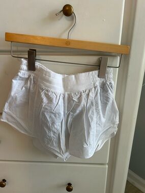 EUC lululemon Hotty Hot LR 4” sz4 in White